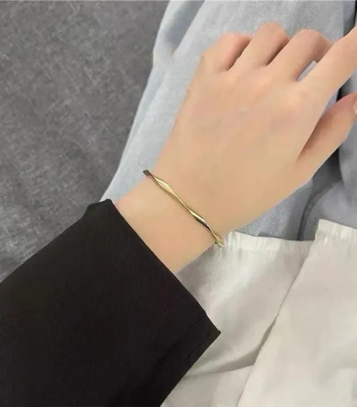 Curved Hand Cuff